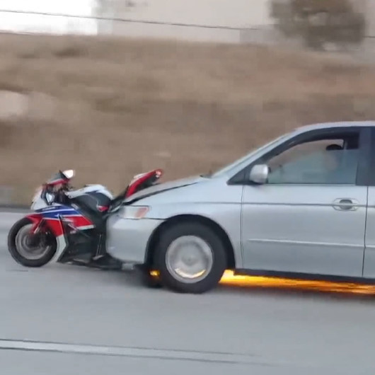 ABDde otomobil, altına aldığı motosikleti kilometrelerce sürükledi