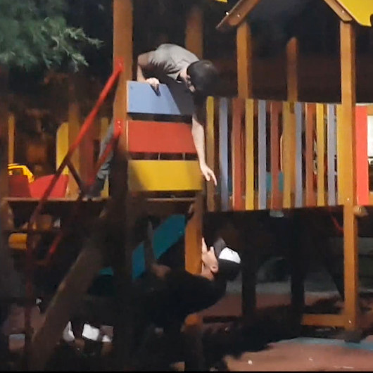 Çocuk parkında tehlikeli oyun: Maskeyi gözlerine takıp körebe oynadılar