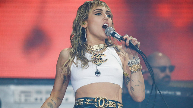 FILE PHOTO: American singer Miley Cyrus performs on the Pyramid Stage during Glastonbury Festival in Somerset, Britain June 30, 2019. REUTERS/Henry Nicholls/File Photo

