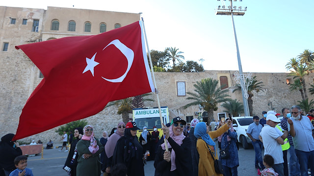 Libya'da Türkiye ve Libya bayrakları ile gösteri düzenlendi. 