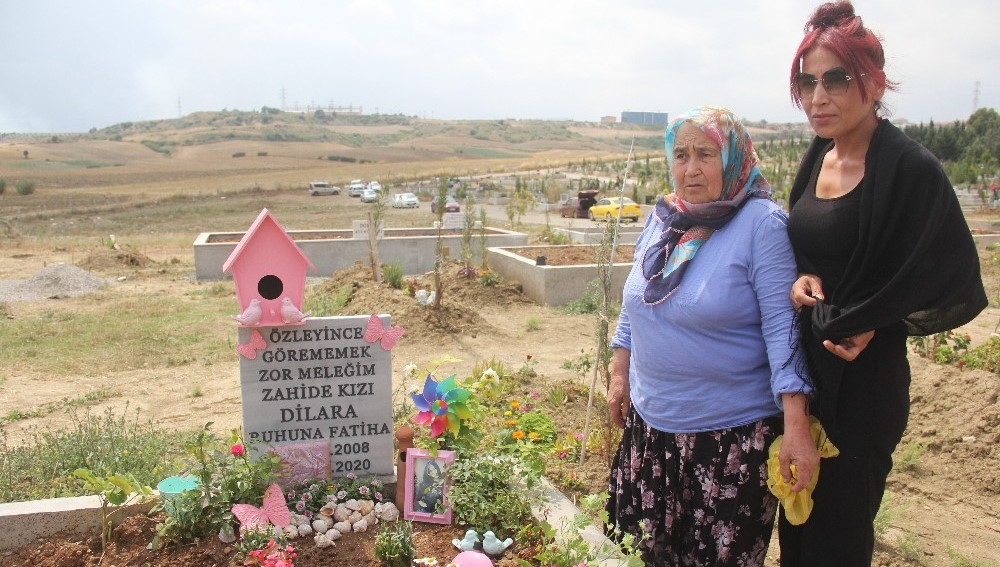 Anne Zahide Ünal, 12 yaşında kaybettiği kızının mezarını her gün ziyaret ediyor.
