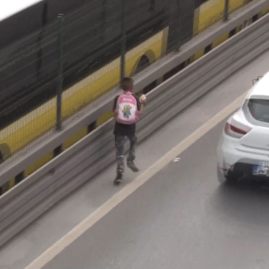 Metrobüs durağında küçük çocuğun tehlikeli oyunu: Ekipleri görünce E-5e indi