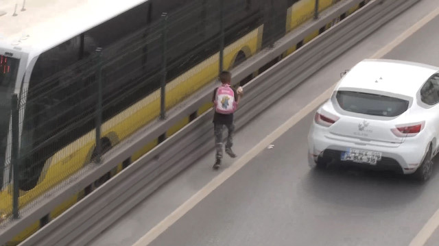 Metrobüs durağında küçük çocuğun tehlikeli oyunu: Ekipleri görünce E-5'e indi