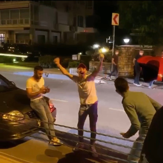 Ne maske taktılar ne de sosyal mesafeye uydular
