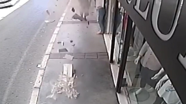 Kaldırımda yürüyen adam hayatının şokunu yaşadı: Üzerine düşen beton parçalarından son anda kurtuldu