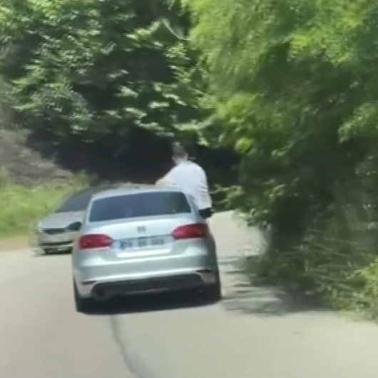 Seyir halindeki otomobilin camından sarkan vatandaş ölüme davetiye çıkarttı