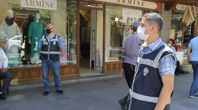 Maske takmayanlara ceza kesildi.