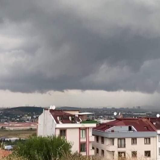 İstanbulda gökyüzünü kara bulutlar kapladı