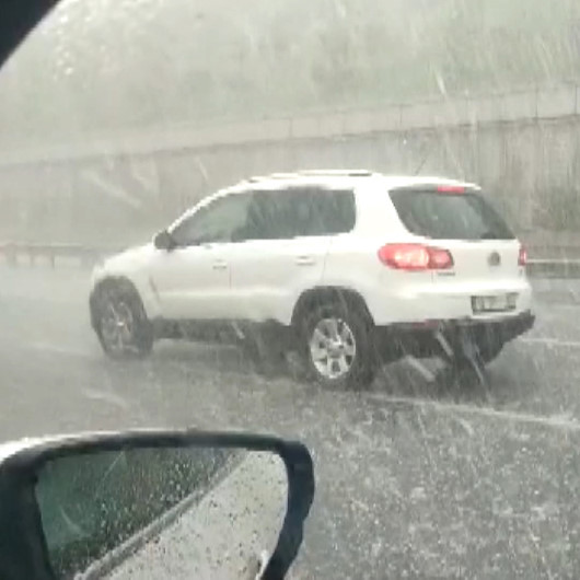 İstanbulda bilye büyüklüğünde dolu yağışı başladı: Trafikte hareket edemeyen araçlar mahsur kaldı