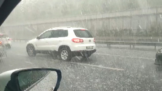 İstanbul'da bilye büyüklüğünde dolu yağışı başladı: Trafikte hareket edemeyen araçlar mahsur kaldı