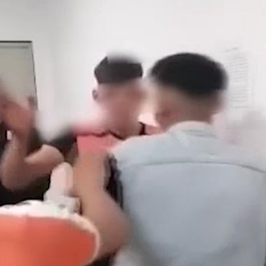 İtalyada polis şiddeti: Mültecileri birbirlerine dövdürdü