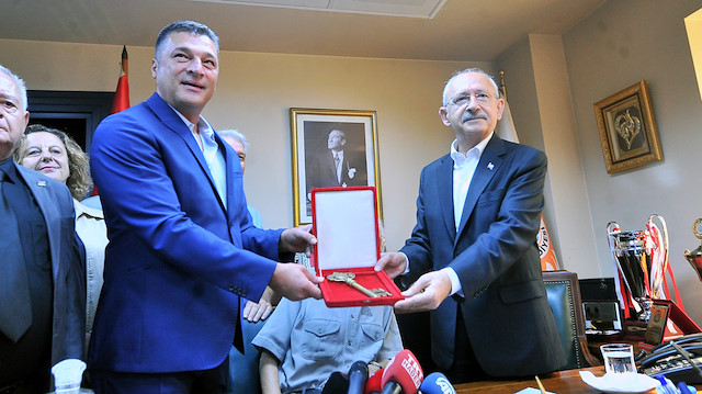Erdek Belediye Başkanı CHP'li Sarı, görevden uzaklaştırıldı.
