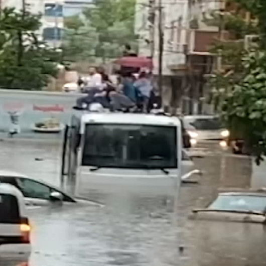 Göle dönen yolda minibüsün üzerinde mahsur kaldılar