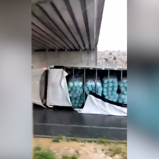 İstanbulda şiddetli fırtına ve dolu yağışı TIRı oyuncak gibi devirdi