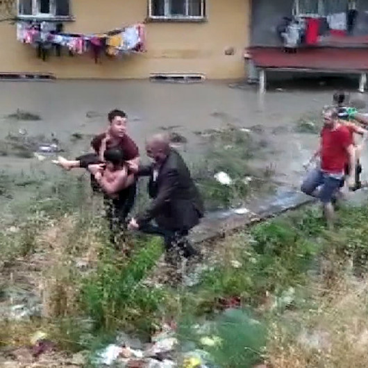 Esenyurtta sel nedeniyle mahsur kalan çocuğa vatandaşlar yetişti
