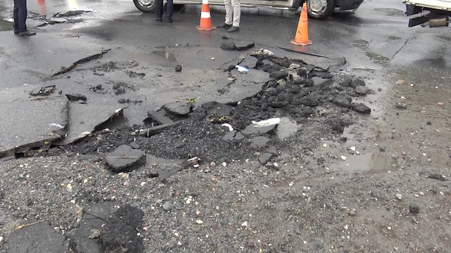 Avcılar'da sağanak yağış nedeniyle asfalt parçalandı