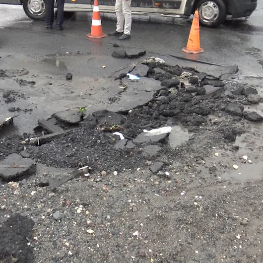 Avcılarda sağanak yağış nedeniyle asfalt parçalandı