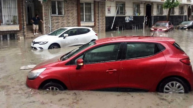 Esenyurt'taki Pınar Mahallesinde sel suları araçları beraberinde sürükledi.