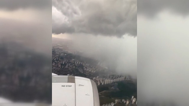 İstanbul'da gökyüzünü kaplayan kara bulutlar uçakta yolcu tarafından görüntülendi