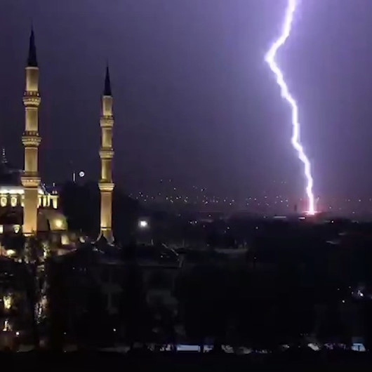 Şimşekler geceyi aydınlattı