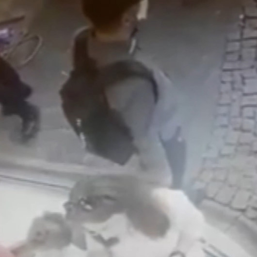 Çocuğuna yemek yedirirken telefonundan oldu