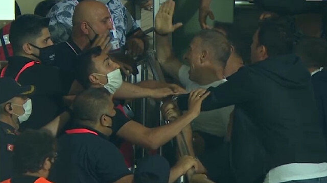 Trabzonspor Başkanı Ahmet Ağaoğlu ile Alanyaspor Başkanı Hasan Çavuşoğlu maç sonu tartışma yaşadı.