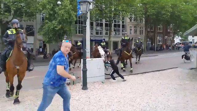 Hollanda'da atlı polislerin müdahale ettiği protestocular ezilmekten son anda kurtuldu