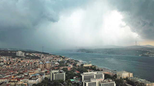 İstanbul’da beklenen yağış sağanak, dolu ve hortumla geldi. Beşiktaş ve Üsküdar’da yollar göle döndü.