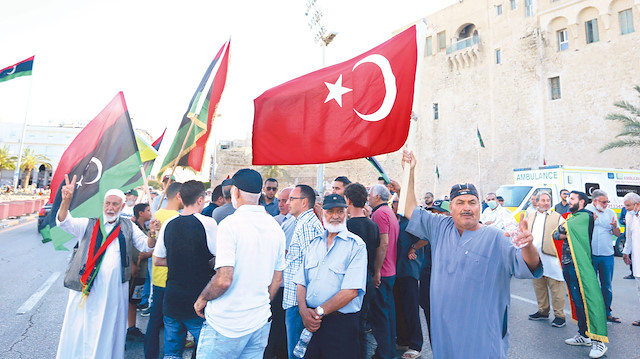 Sisi’nin, Libya’ya askeri müdahale tehdidinde bulunmasını Libya ve Türk bayrakları taşıyarak protesto etti.