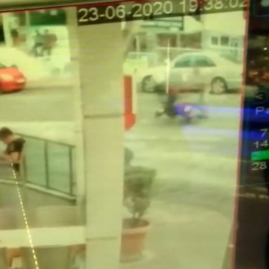 Motosikletin yayaya çarpma anı kamerada