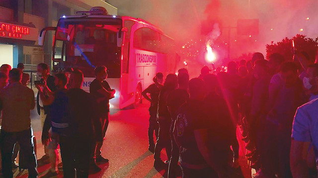 Trabzonsporlu taraftarlar takımlarını coşkuyla karşıladı