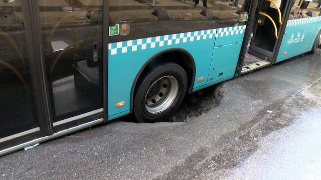 Bağcılar’da yolun çökmesiyle otobüs çukura saplandı