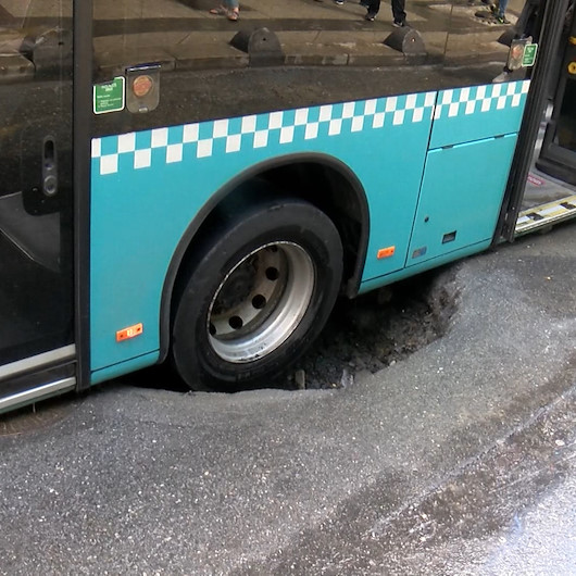 Bağcılar’da yolun çökmesiyle otobüs çukura saplandı