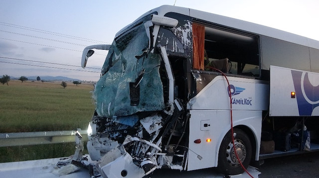 Kaza sonrası otobüste büyük hasar oluştu.