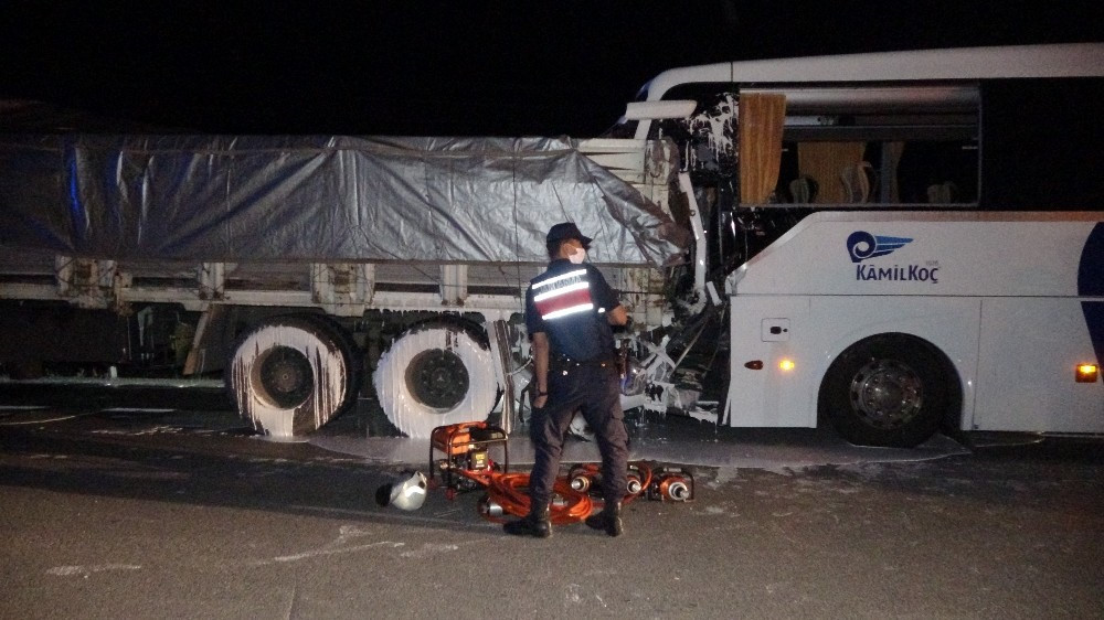TIR'a arkadan çarpan otobüste 2 kişi öldü.