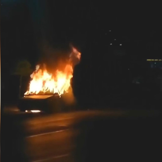 İzmir’de park halindeki araç yanarak küle döndü