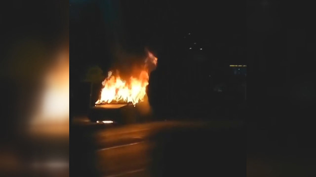 İzmir’de park halindeki araç yanarak küle döndü