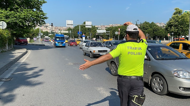 Polisin dur ihtarına uyamayan minibüs şoförü kovalamaca sonucu yakalandı. 