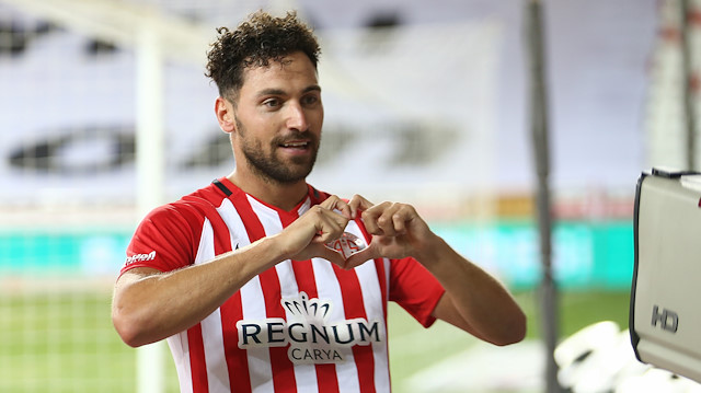 Sinan Gümüş, Antalyaspor’da 8 maçta 4 gol ve 1 asistle oynadı.