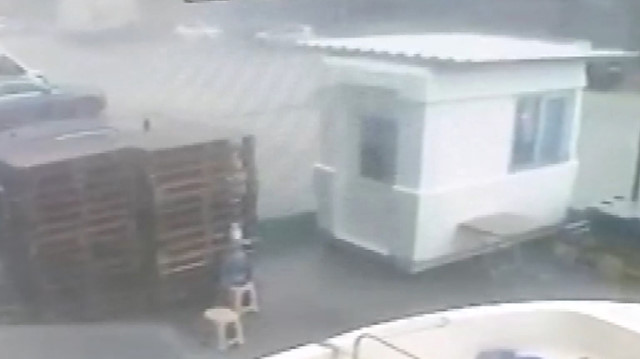 Esenyurt'ta toprak kayması meydana geldi: İstinat duvarı araçların üzerine yıkıldı