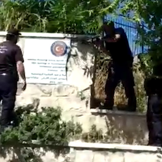 İsrailli işgalciler Türk bayrağı olan levhaya tahammül edemedi