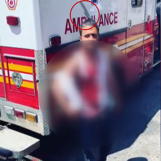 ABDde dört gaspçının saldırısına uğrayan kişi kafasına saplanan bıçakla dolaştı