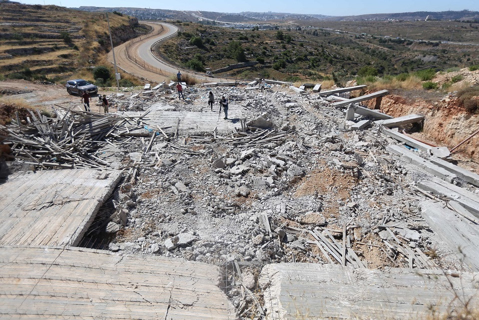 Ramallah’ın Petonya semtinde de Filistinlilere ait bir ev, İsrail askerlerince yıkıldı.