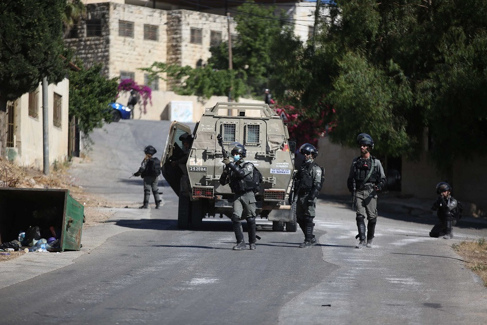 Ramallah’ın Petonya semtinde de Filistinlilere ait bir ev, İsrail askerlerince yıkıldı.