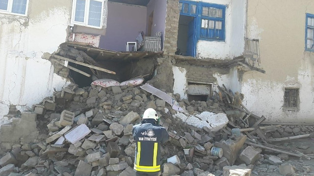 Van'da meydana gelen depremde bazı evlerde hasar meydana geldi. 