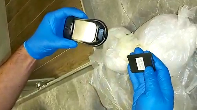 Operasyonda lavabonun altına gizlenen uyuşturucu ve bilgisayar faresinin içine gizlenen hassas terazi bulundu.  