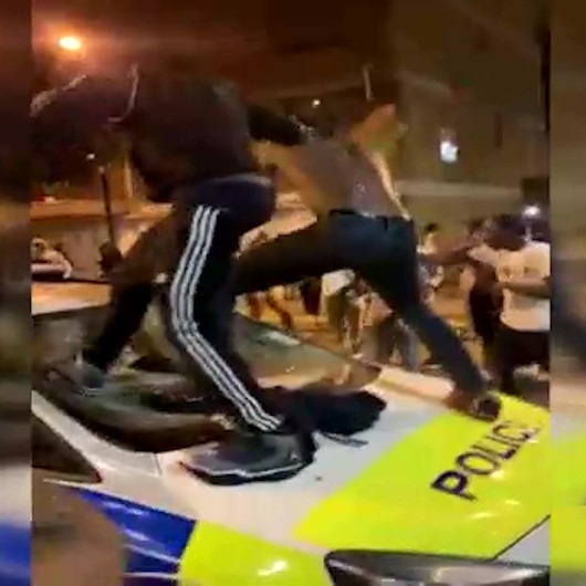 Londra’da izinsiz sokak partisine müdahale: 15 polis yaralı