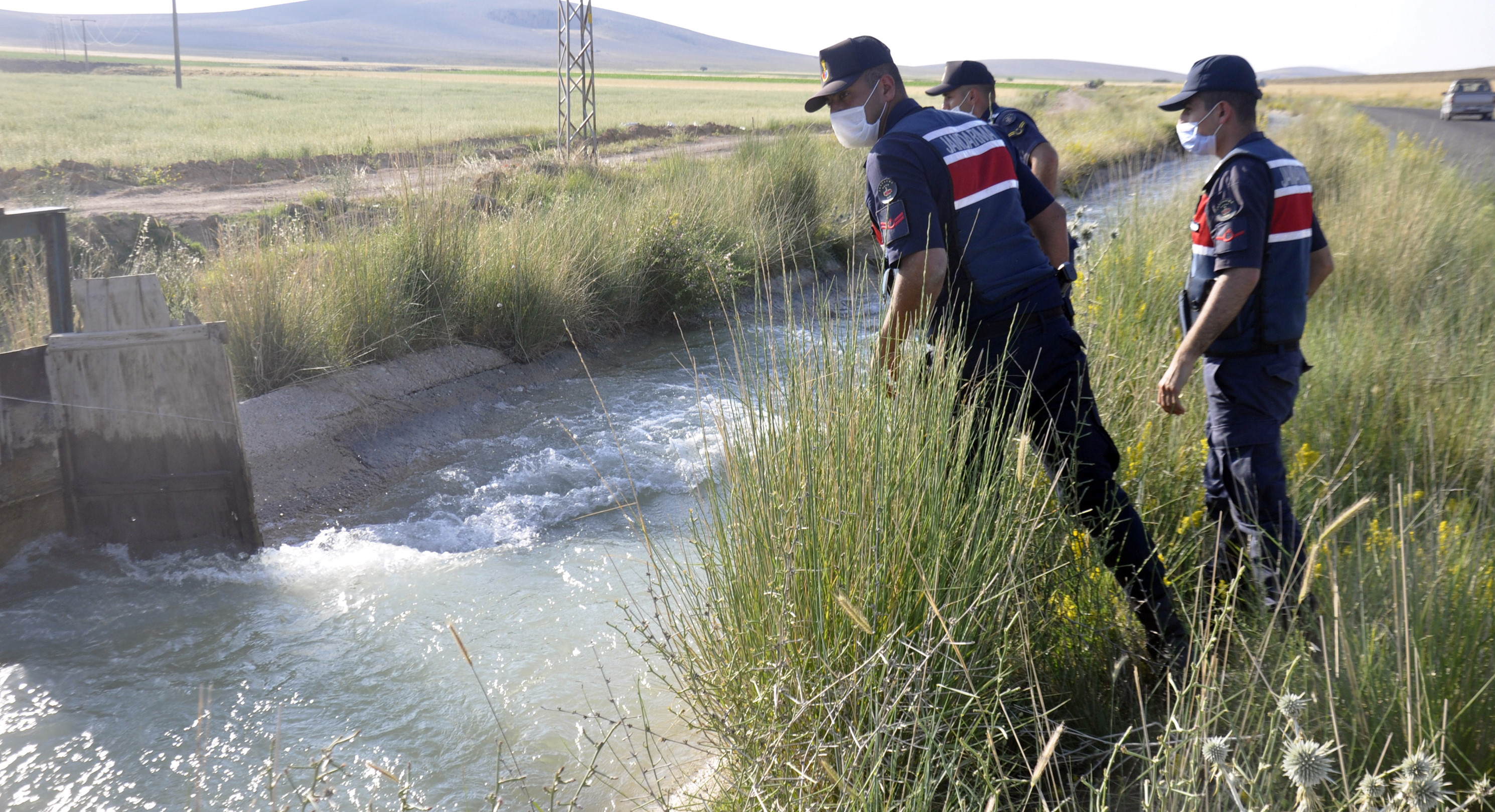 Sulama kanalının yanında oynayan Mahmut Atmaca (8) ile ağabeyi Enes (11) sulama kanalına düştü.
