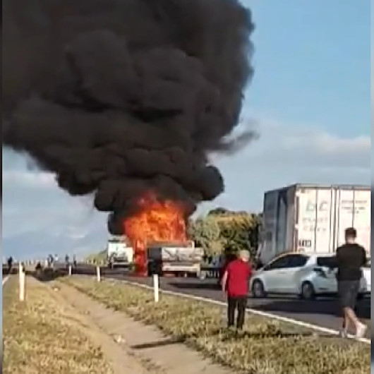 Seyir halindeki TIR alev alev yandı