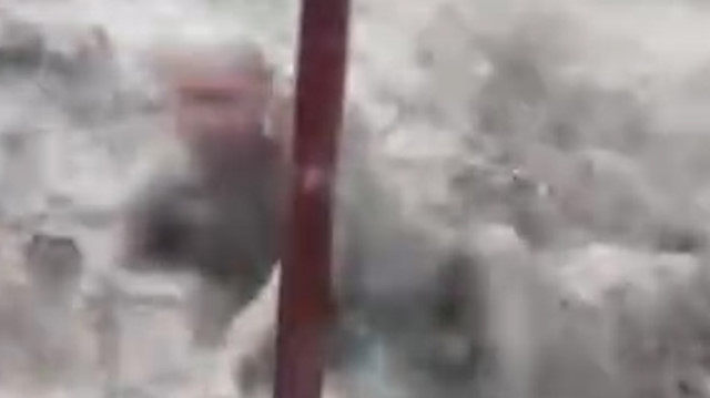 Yaşlı adam sel sularına böyle kapıldı